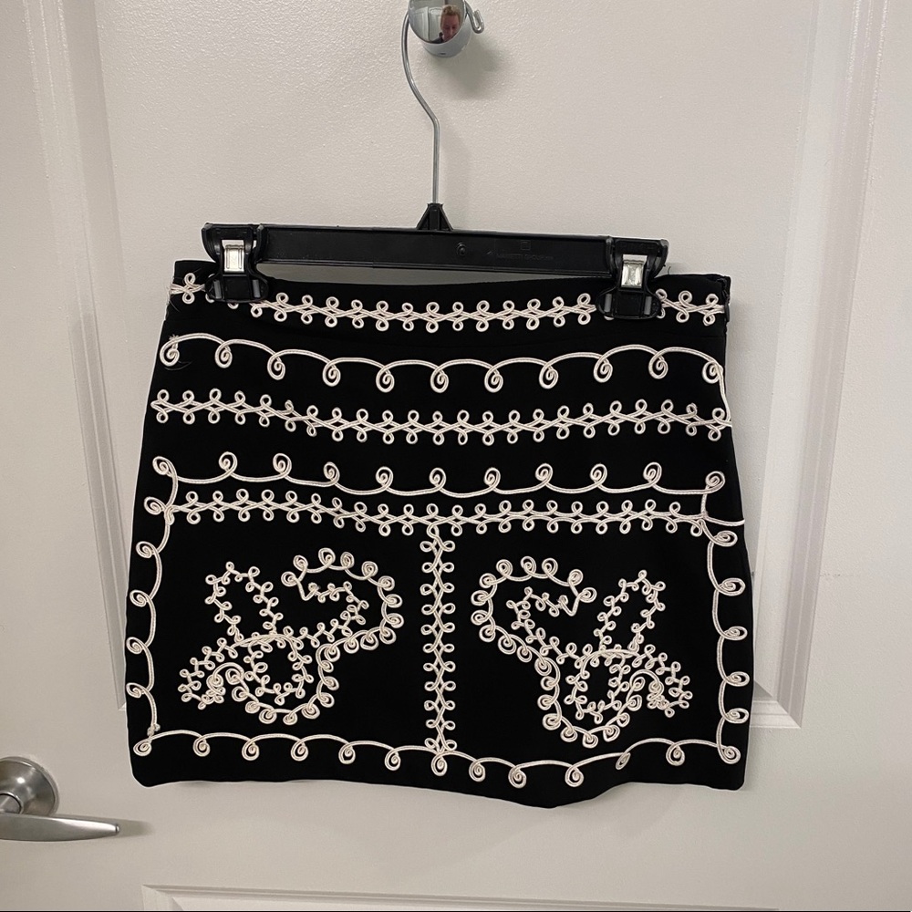 Black and white skirt, size M!